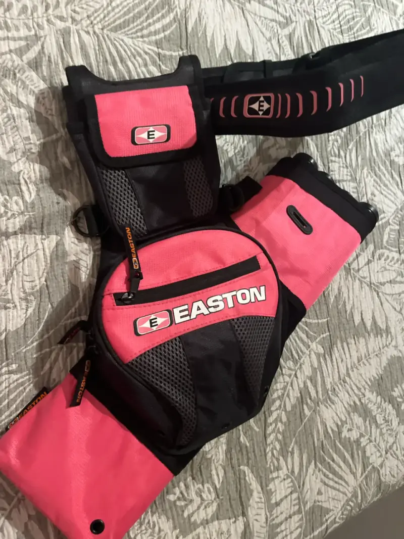 Bolso portaflechas Easton negro y rosado - 1