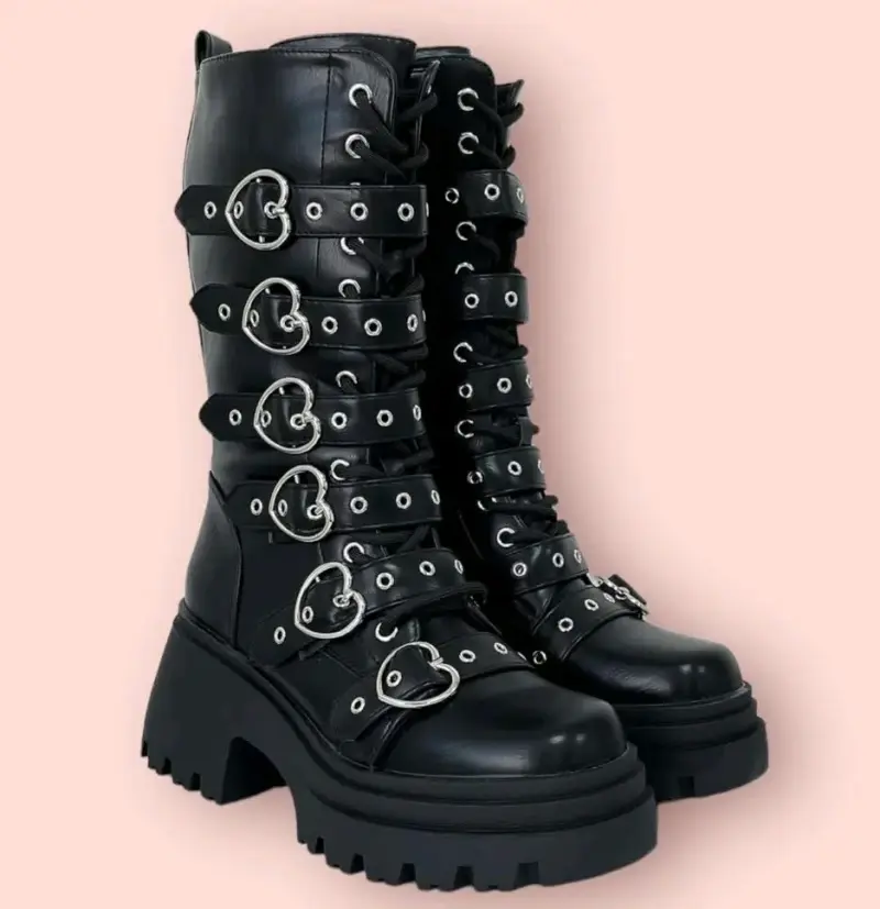 Botas negras con hebillas metálicas - 1