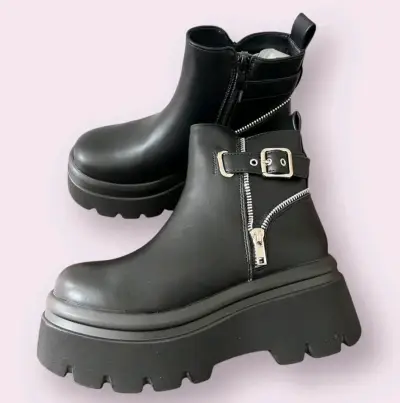 Botas negras con hebillas metálicas - miniatura 2
