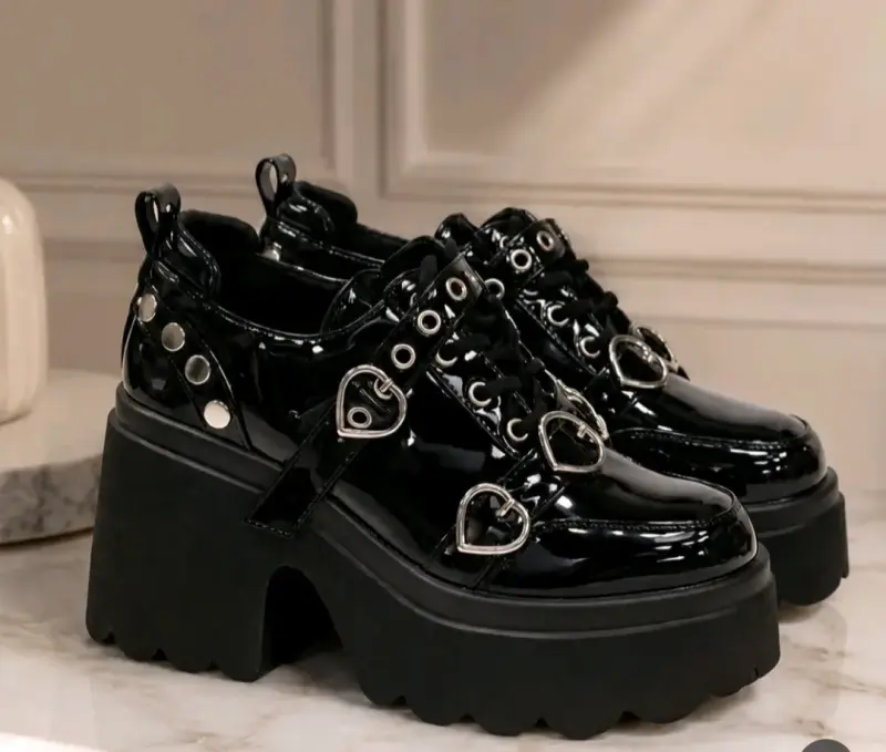 Botas negras con hebillas metálicas - 3