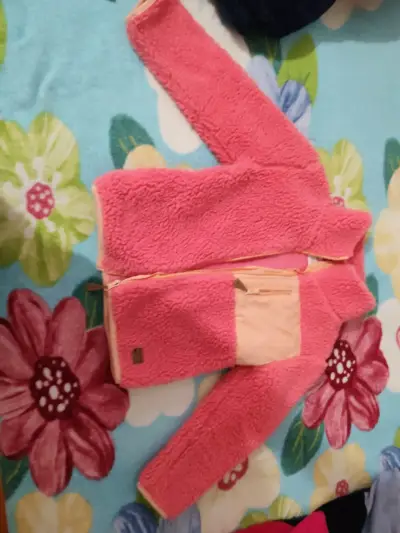 Abrigo negro con capucha de piel - miniatura 2