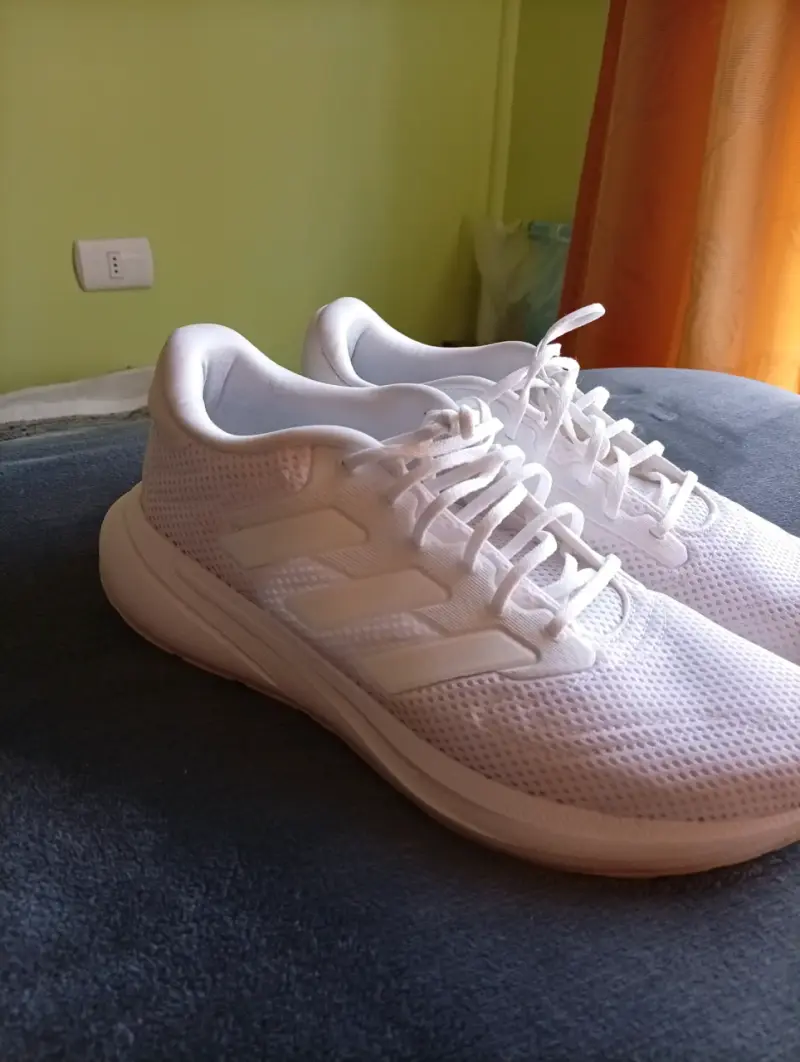 Zapatillas deportivas Adidas número 40 - 1