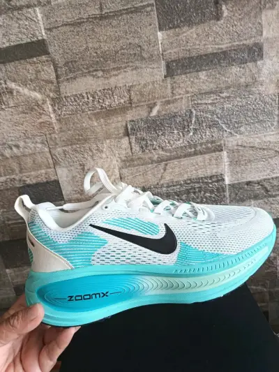 Zapatillas deportivas blancas y celestes - miniatura 1