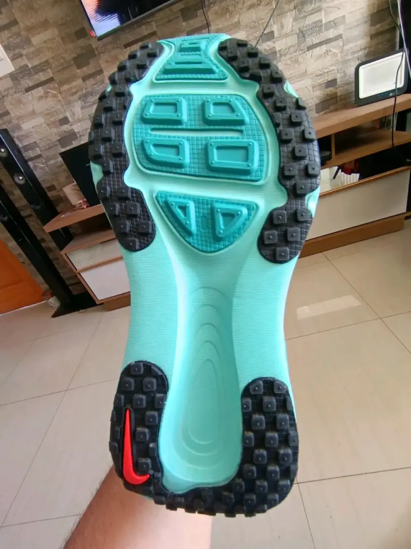 Zapatillas deportivas blancas y celestes - 2