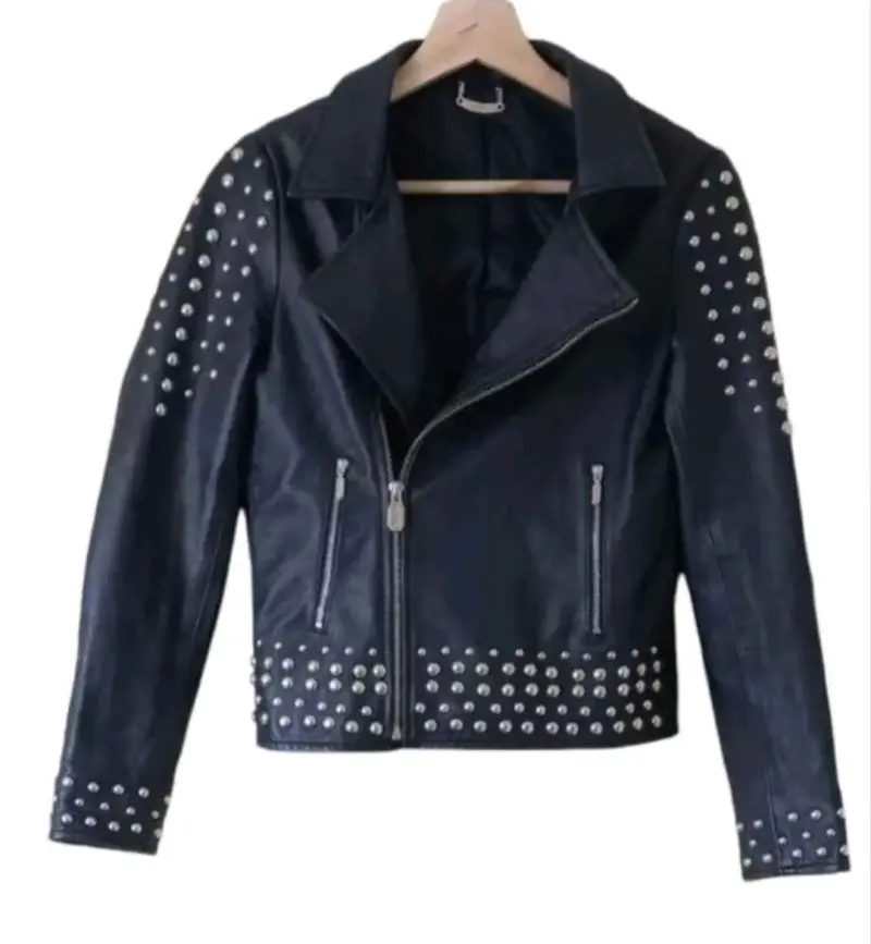 Chaqueta negra con tachas prune