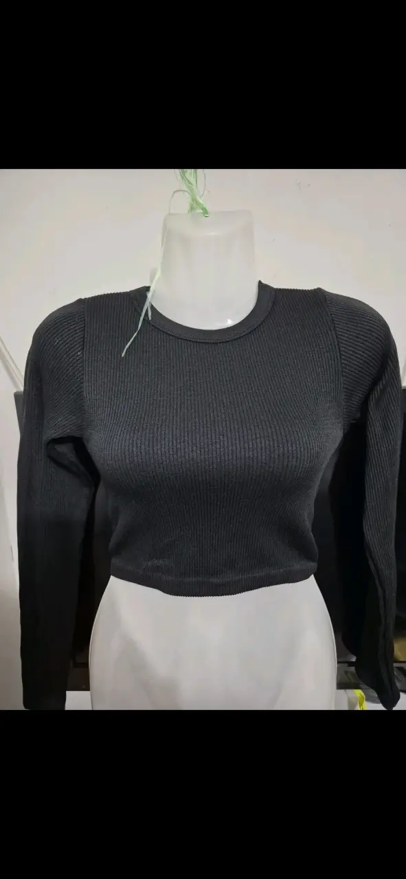 Polera negra manga larga
