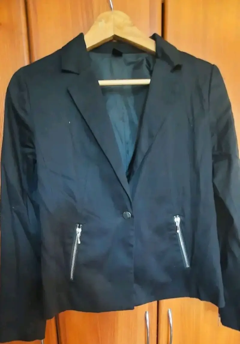 Blazer negro con cierre metálico