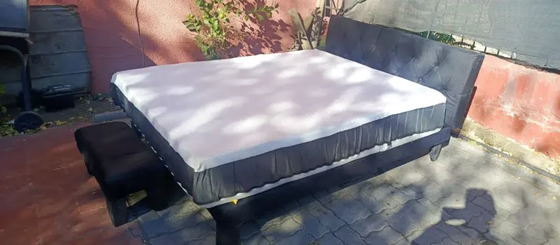 Cama matrimonial con respaldo negro - 1
