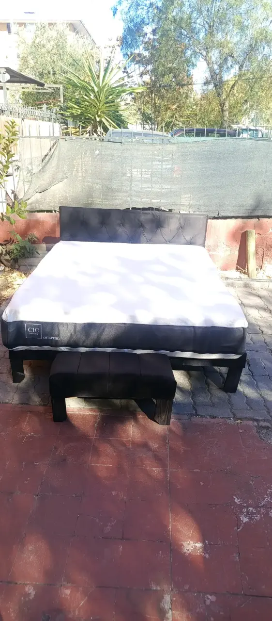 Cama matrimonial con respaldo negro - 2