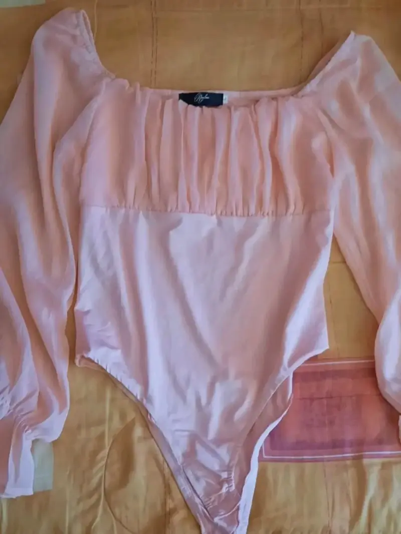 Body rosa claro con mangas