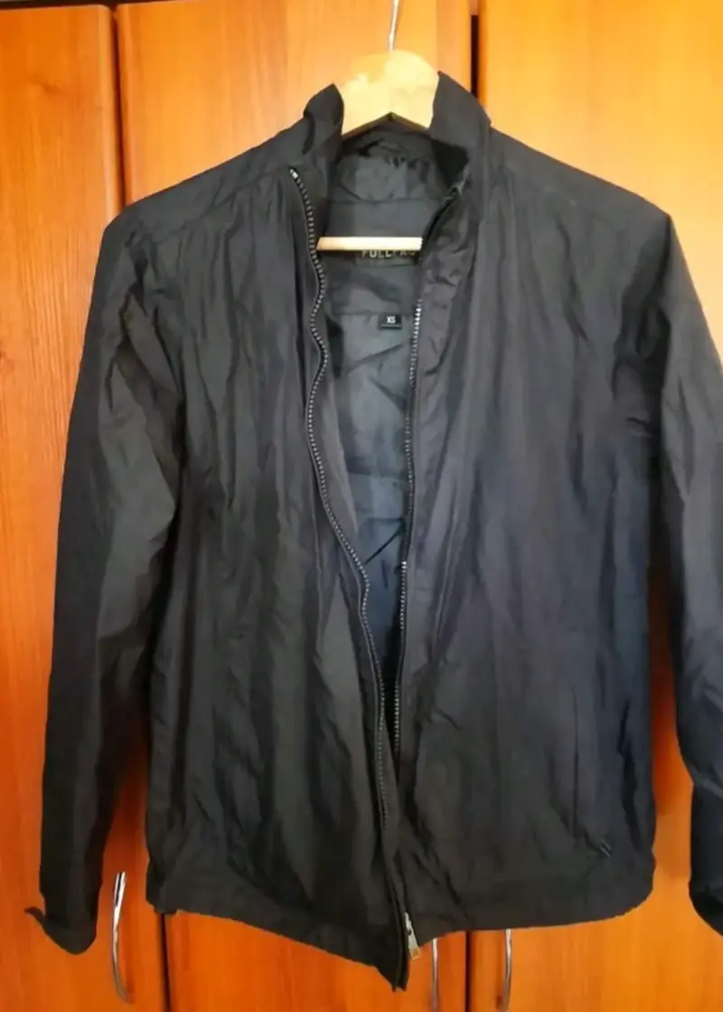 Chaqueta negra con cierre - 1