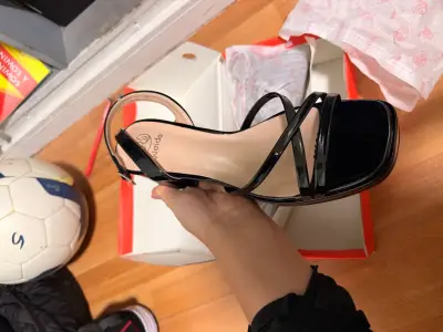 Sandalias negras con taco Weide - miniatura 2