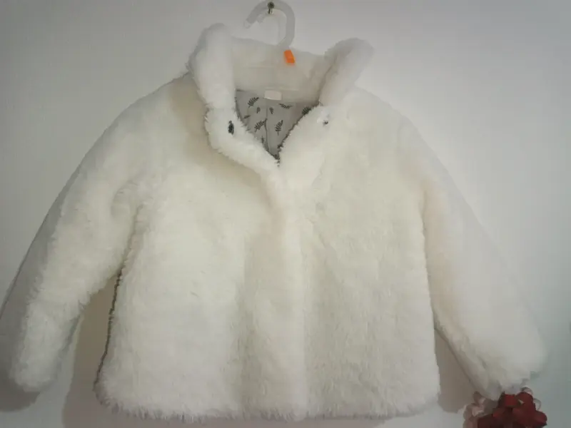 Abrigo de peluche blanco infantil