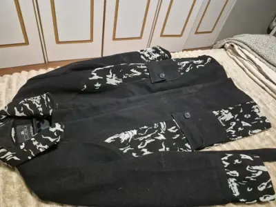 Abrigo negro con diseño animal print - miniatura 3