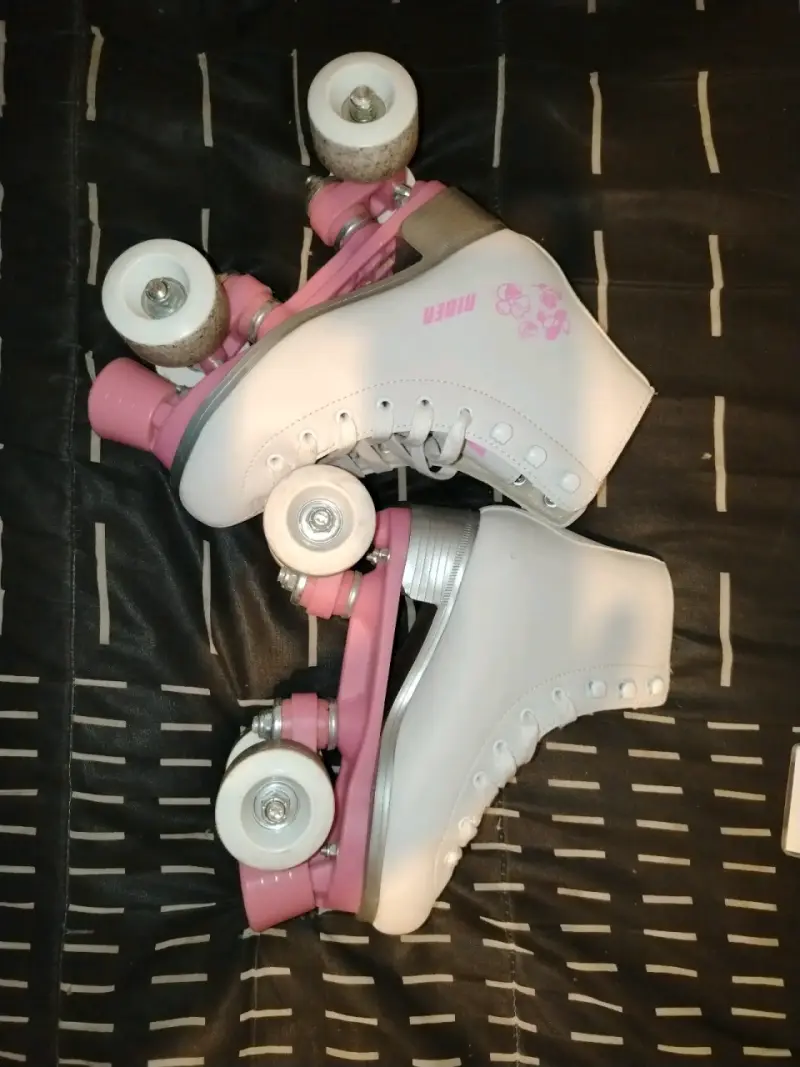 Patines de cuatro ruedas blancos - 1