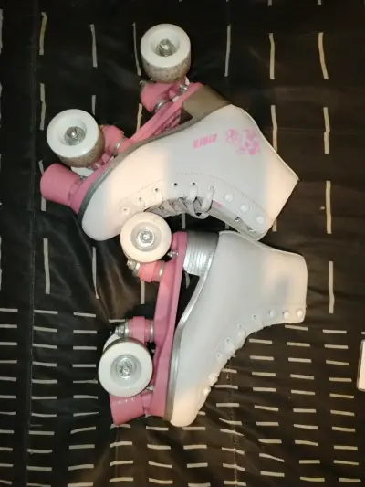 Patines de cuatro ruedas blancos - miniatura 1