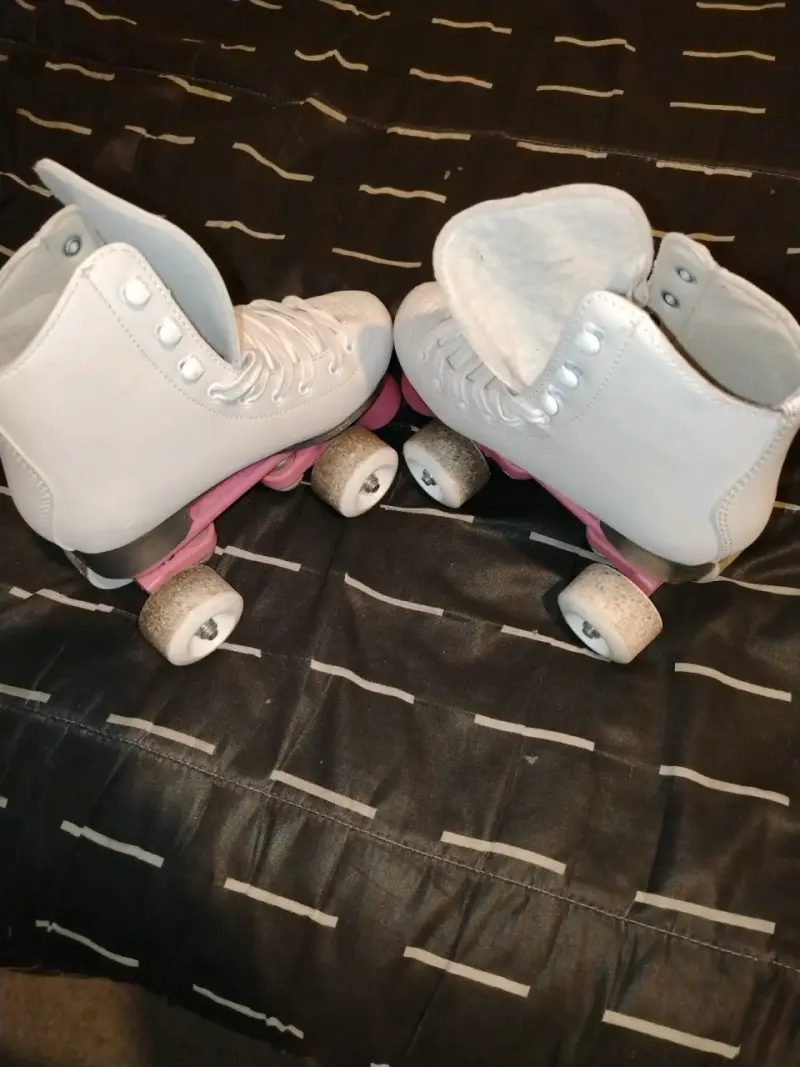 Patines de cuatro ruedas blancos - 3