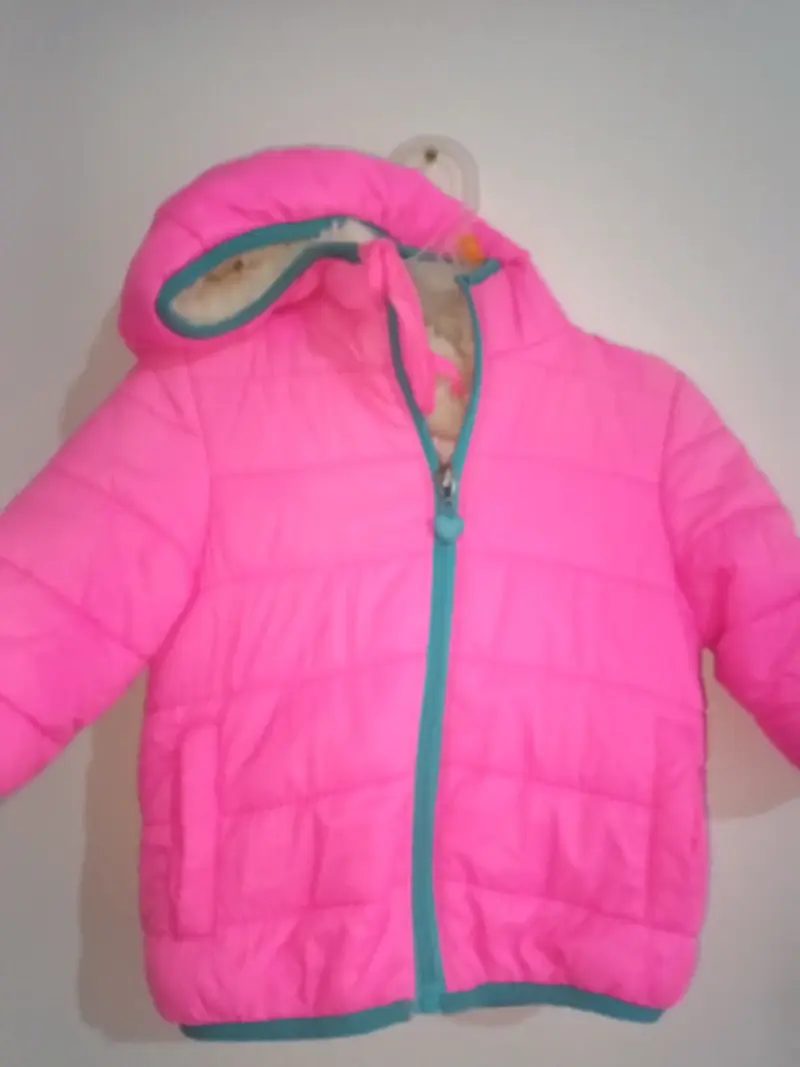 Chaqueta infantil rosada con capucha