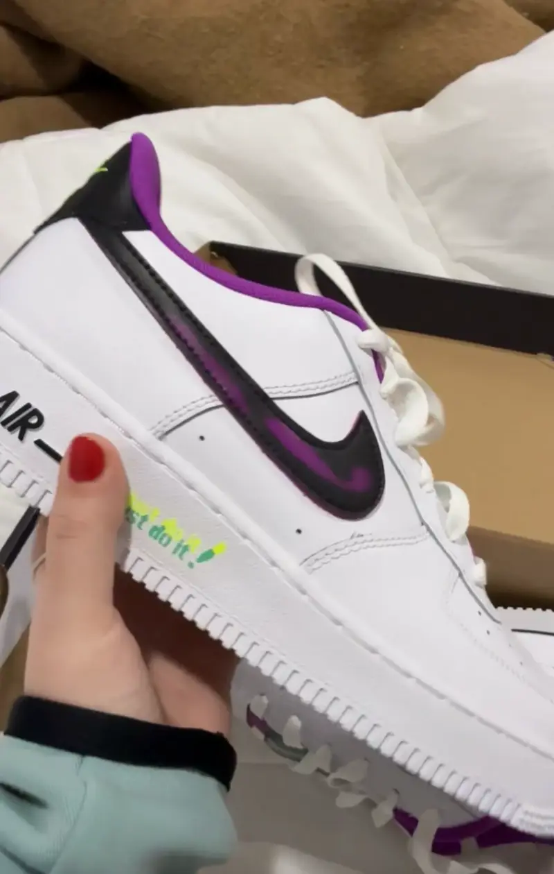 Zapatillas deportivas blancas con detalle negro y morado