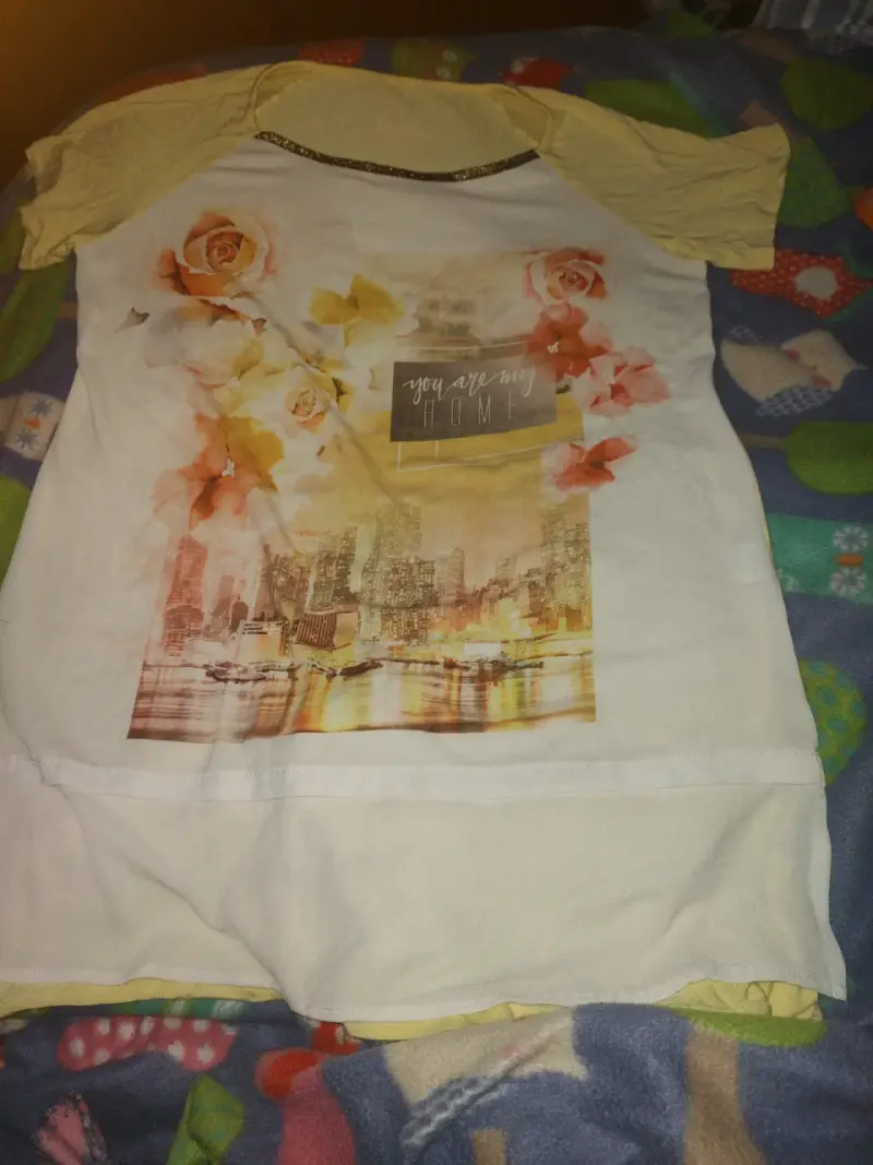 Polera estampada con flores