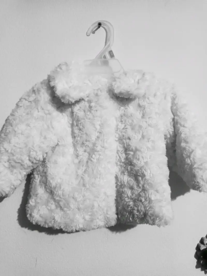 Chaqueta peluda blanca infantil