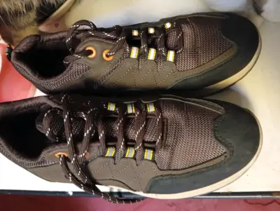 Zapatillas deportivas marrón y negro - miniatura 1
