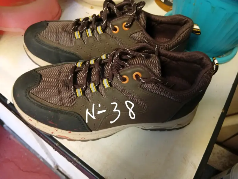 Zapatillas deportivas marrón y negro - 2