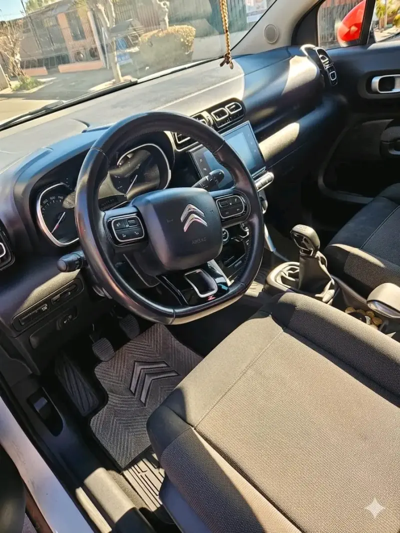 Auto Citroen C3 Aircross SUV blanco moderno - 4