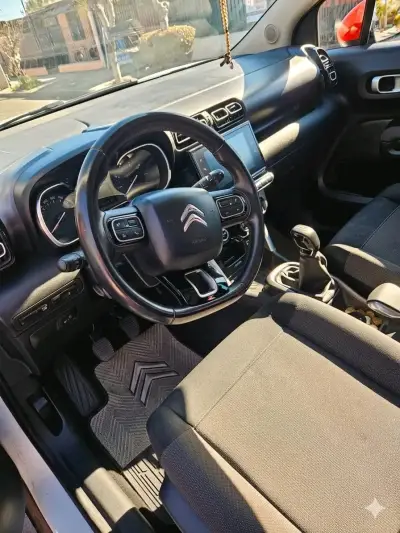 Auto Citroen C3 Aircross SUV blanco moderno - miniatura 4
