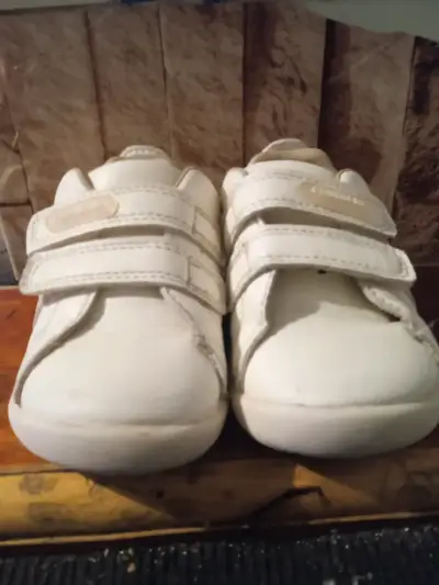 Zapatillas blancas de velcro - miniatura 1