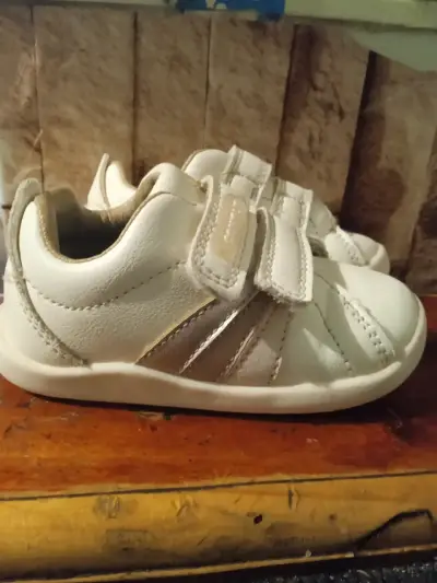 Zapatillas blancas de velcro - miniatura 2