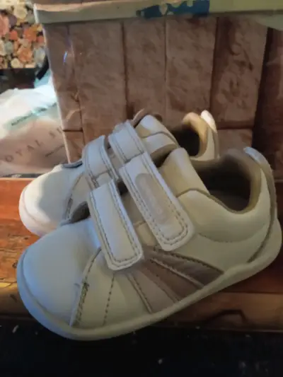 Zapatillas blancas de velcro - miniatura 3