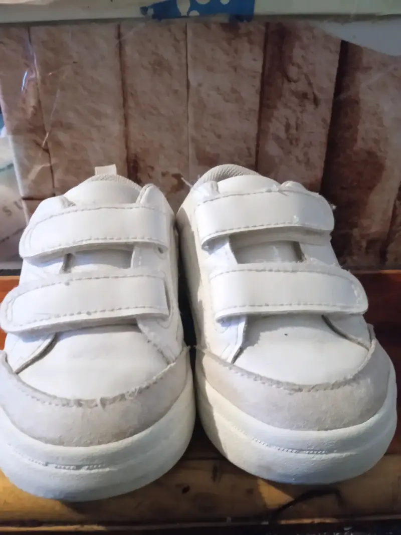 Zapatillas blancas con velcro - 1