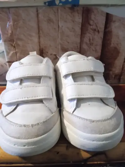 Zapatillas blancas con velcro - miniatura 1