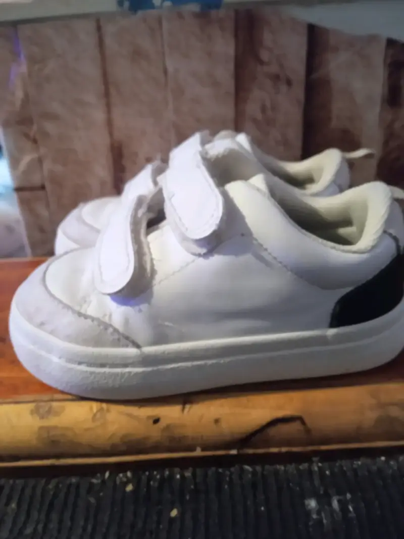 Zapatillas blancas con velcro - 2