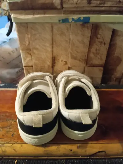 Zapatillas blancas con velcro - miniatura 3