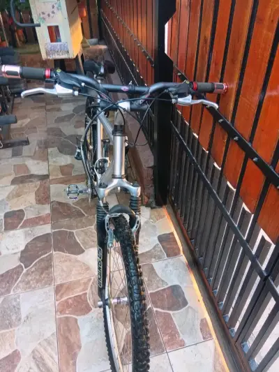 Bicicleta mountain bike gris - miniatura 5