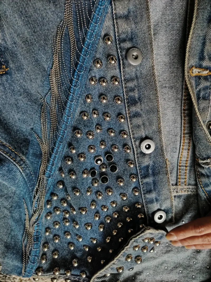 Chaqueta de mezclilla con tachas - 4