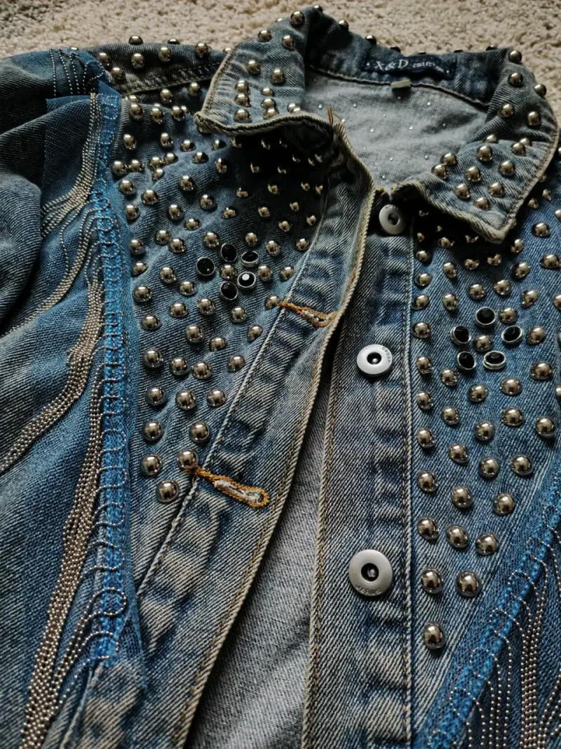 Chaqueta de mezclilla con tachas - 5