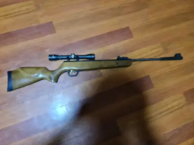 Rifle de aire comprimido con mira - miniatura 1