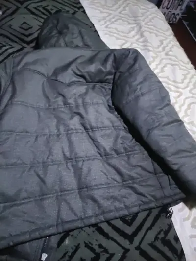 Parka negra con capucha - miniatura 3