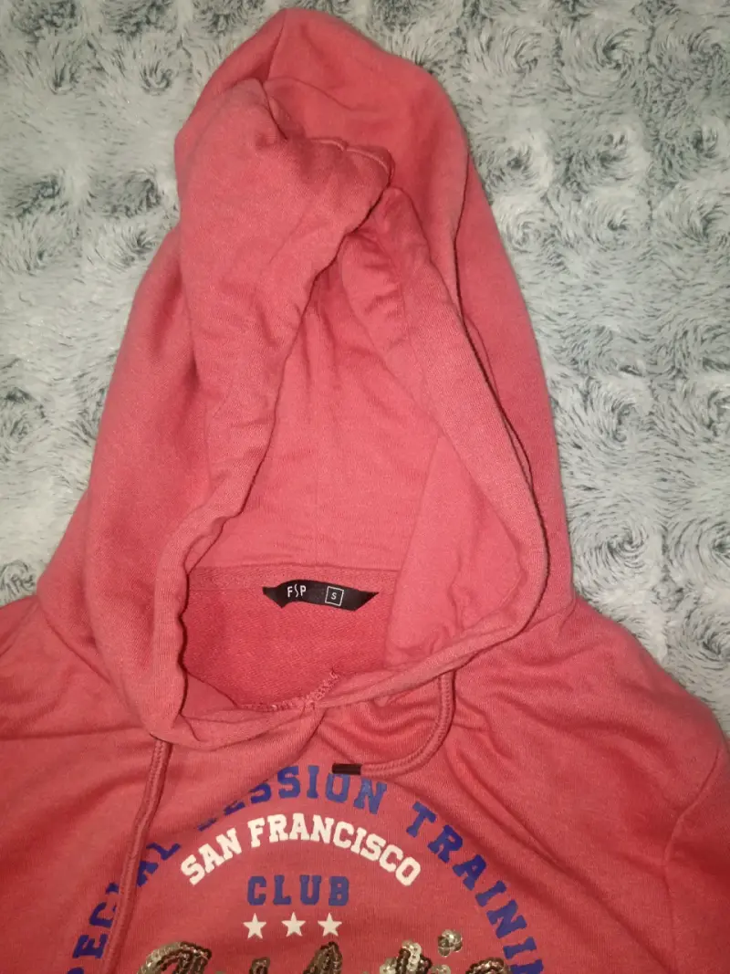 Polerón con capucha color salmon, estampado - 3