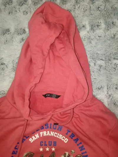 Polerón con capucha color salmon, estampado - miniatura 3