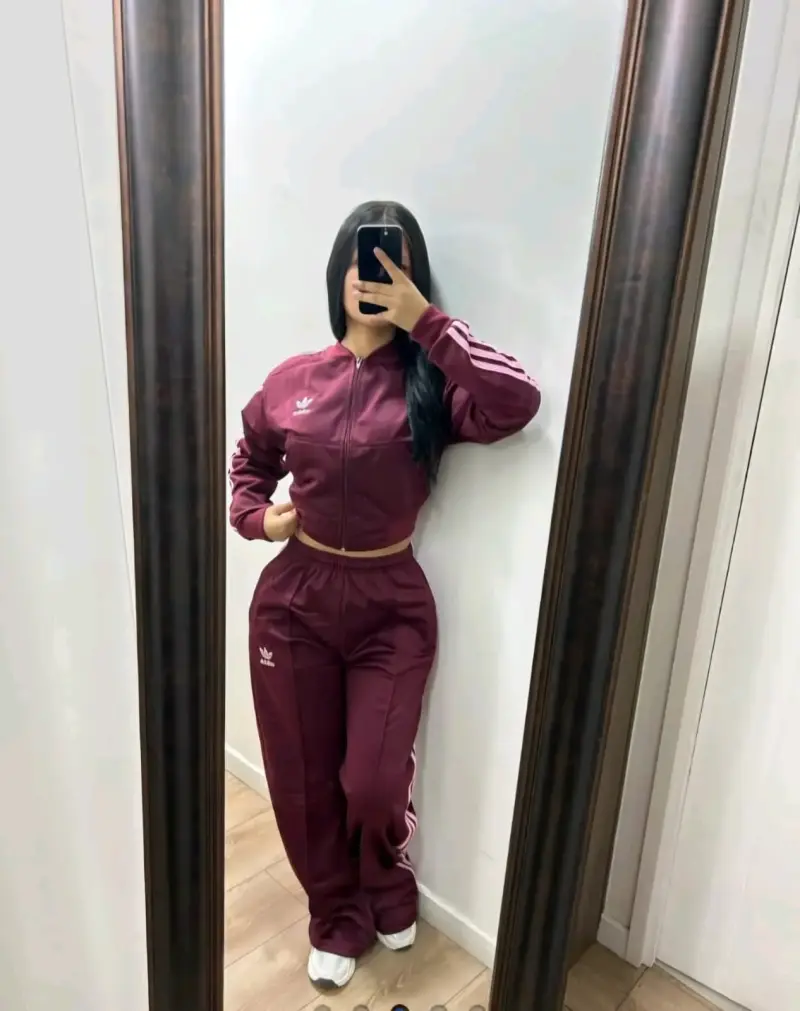 Conjunto deportivo burdeo