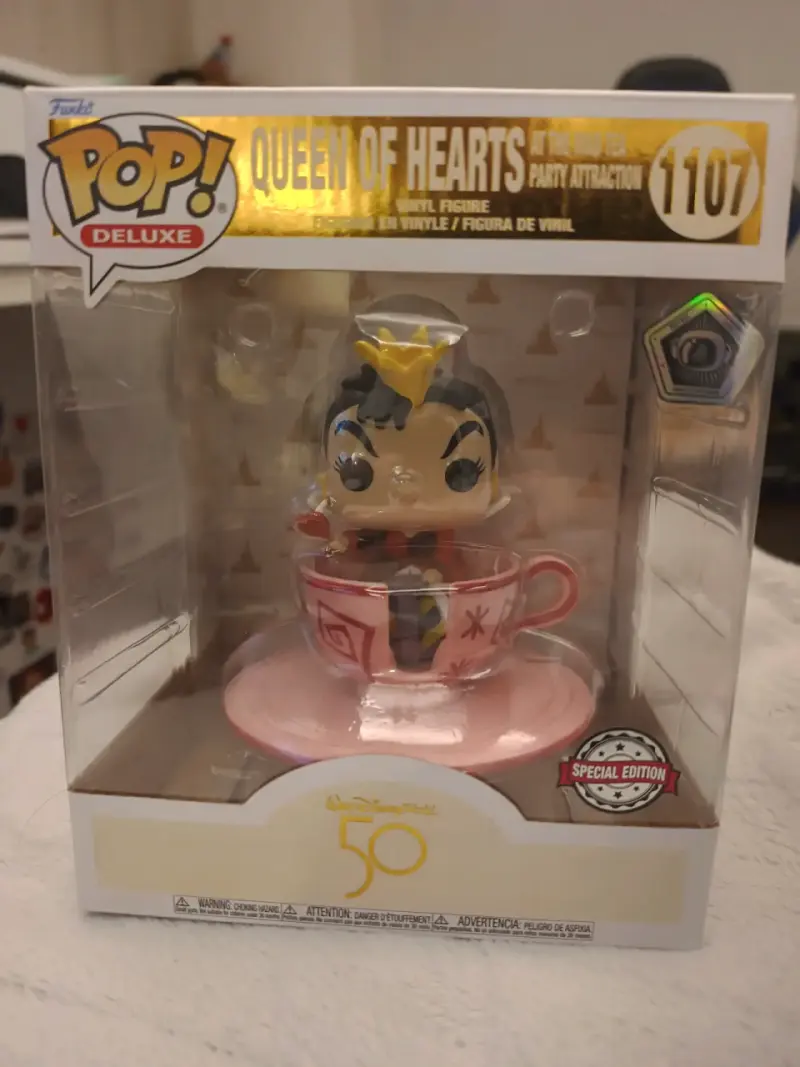 Funko Pop! Deluxe Queen of Hearts at the mad tea. - 1