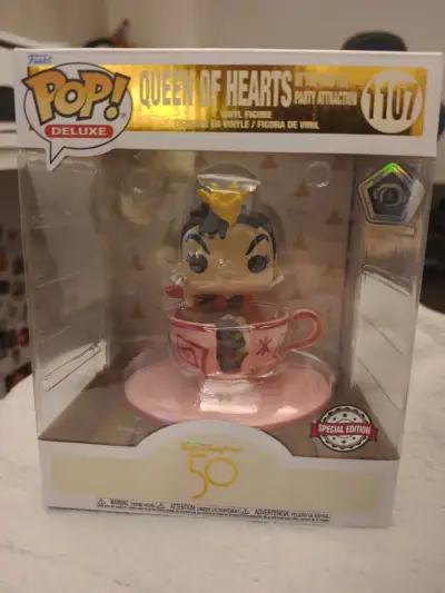 Funko Pop! Deluxe Queen of Hearts at the mad tea. - miniatura 1