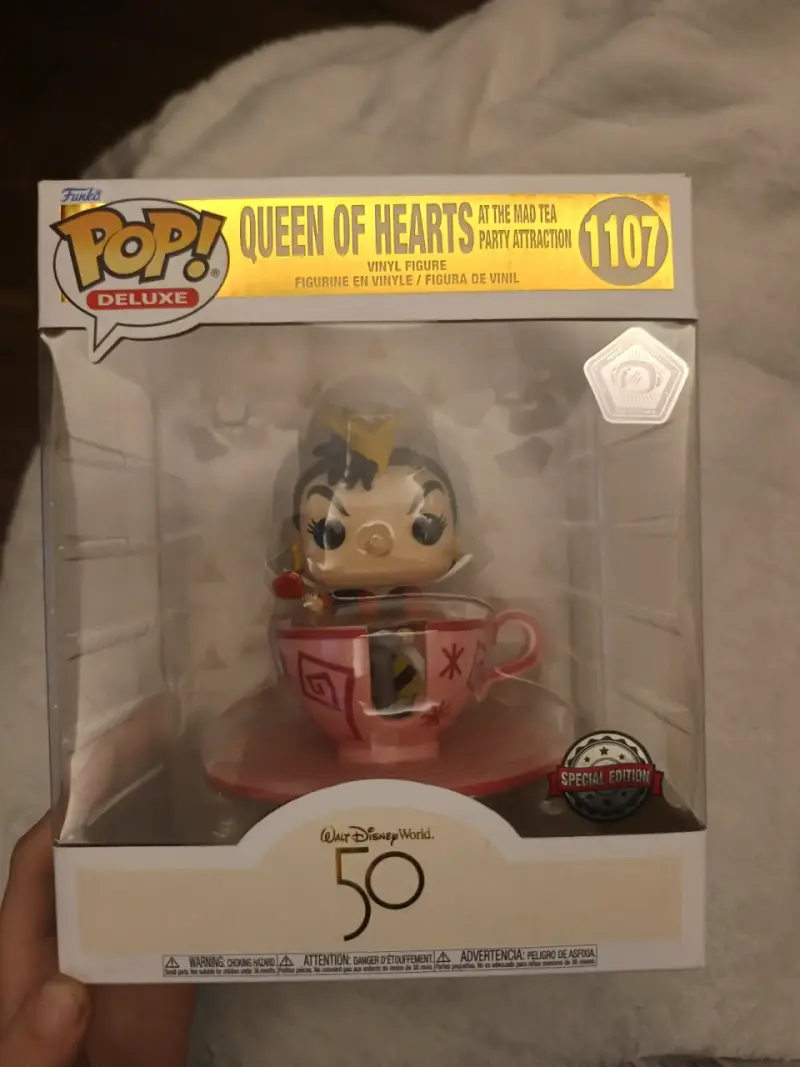 Funko Pop! Deluxe Queen of Hearts at the mad tea. - 2