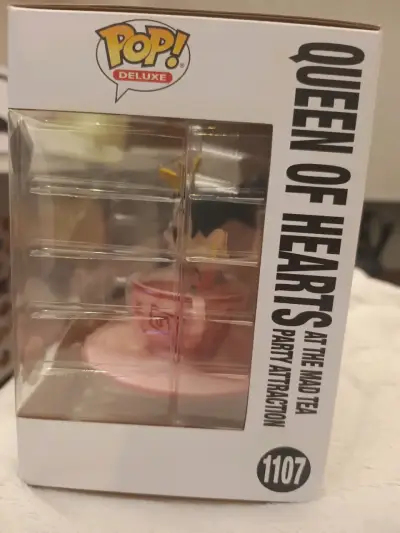 Funko Pop! Deluxe Queen of Hearts at the mad tea. - miniatura 3