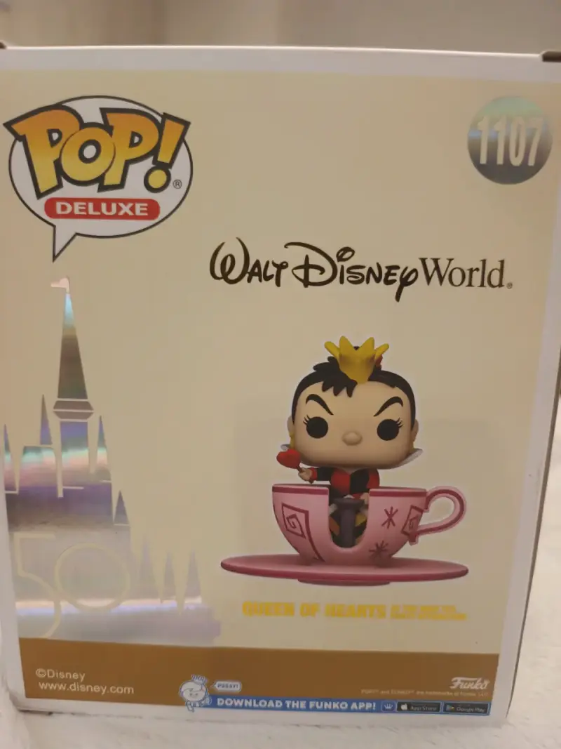 Funko Pop! Deluxe Queen of Hearts at the mad tea. - 4
