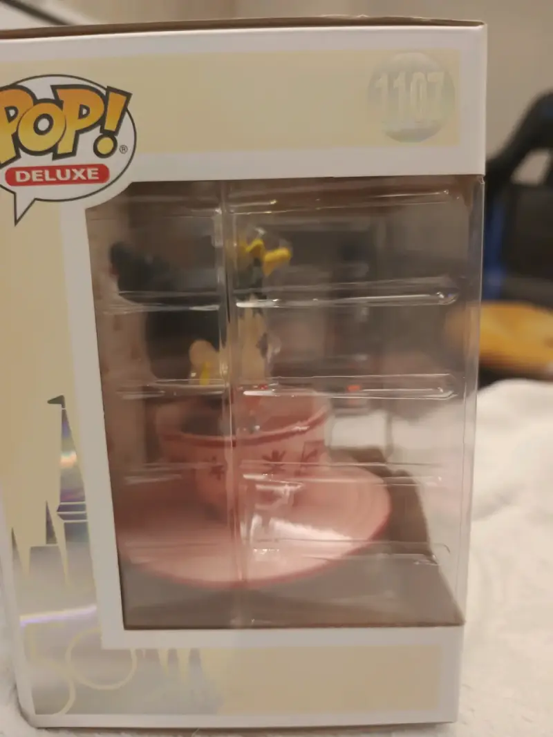 Funko Pop! Deluxe Queen of Hearts at the mad tea. - 5